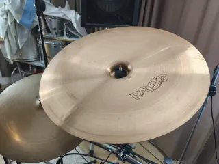 Dos baterias, microfonia, platos Paiste y Avedis.