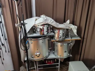 Dos baterias, microfonia, platos Paiste y Avedis.
