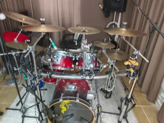 Dos baterias, microfonia, platos Paiste y Avedis.