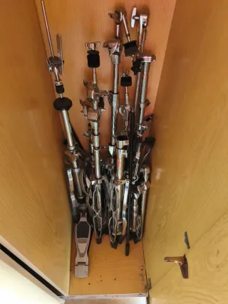 Dos baterias, microfonia, platos Paiste y Avedis.