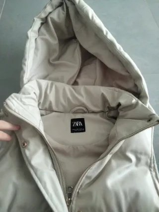 Chaleco largo acolchado beige con capucha