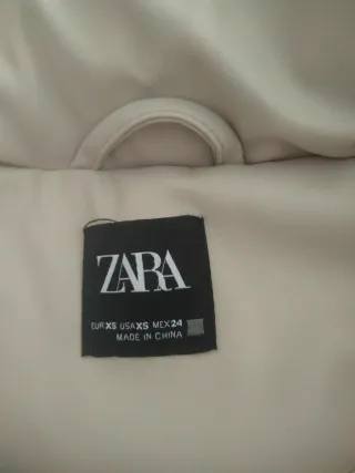 Chaleco largo acolchado beige con capucha