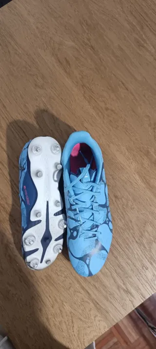 Botas de fútbol azules y multicolor
