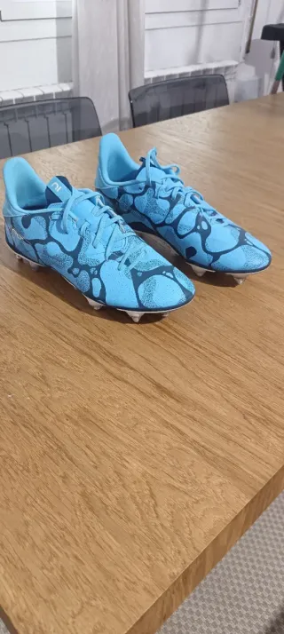 Botas de fútbol azules y multicolor