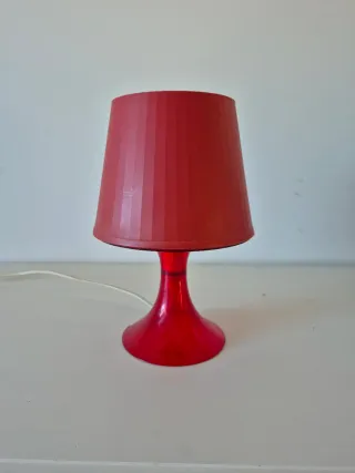 Lámpara de mesa roja de plástico