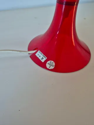 Lámpara de mesa roja de plástico