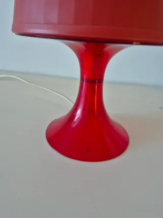 Lámpara de mesa roja de plástico