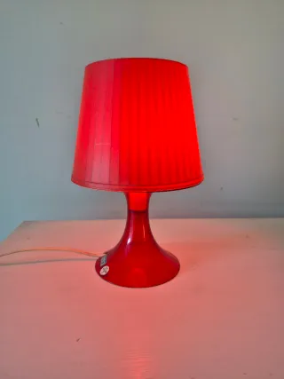 Lámpara de mesa roja de plástico