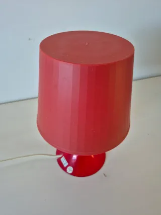 Lámpara de mesa roja de plástico