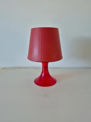 Lámpara de mesa roja de plástico