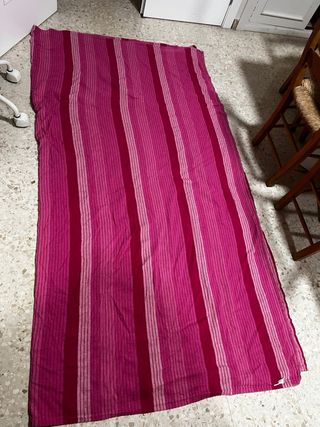 Colcha o cubresofá rosa y rojo