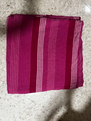 Colcha o cubresofá rosa y rojo