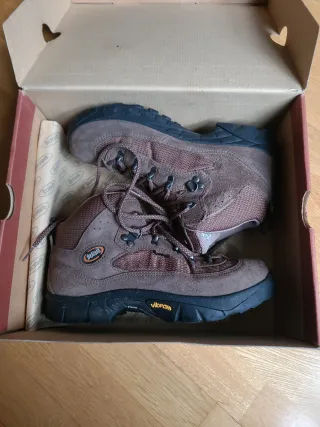 Botas de montaña Bestard Vibram marrones y negras