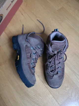 Botas de montaña Bestard Vibram marrones y negras