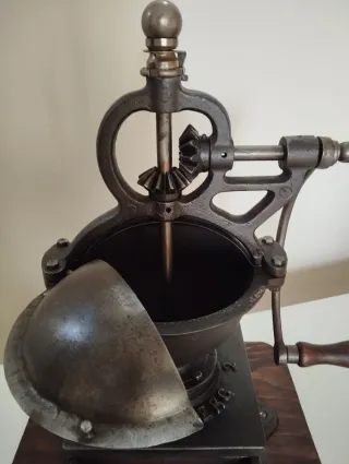 Antiguo Molinillo de Café de Hierro Fundido