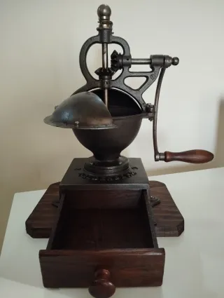 Antiguo Molinillo de Café de Hierro Fundido