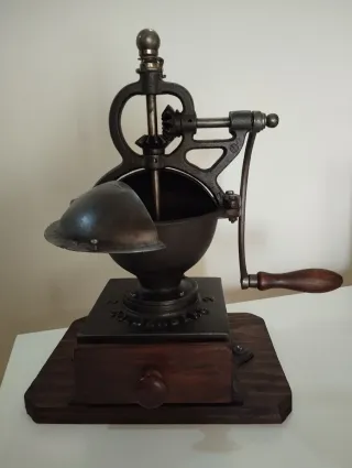 Antiguo Molinillo de Café de Hierro Fundido