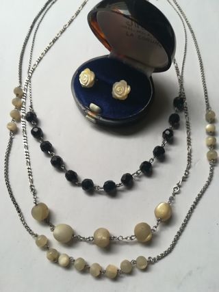 Collezione di collane e orecchini con fiori in madreperla