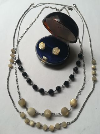 Collezione di collane e orecchini con fiori in madreperla