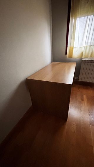 Escritorio de madera color nogal