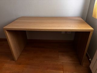 Escritorio de madera color nogal