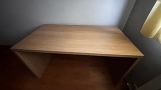 Escritorio de madera color nogal