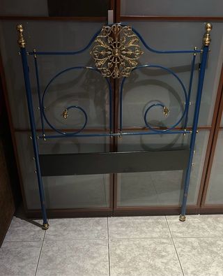 Cabezal de hierro azul con detalles dorados