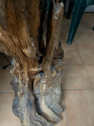 Lámpara de madera tallada artesanal