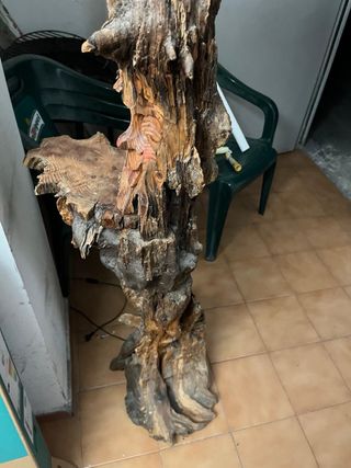 Lámpara de madera tallada artesanal