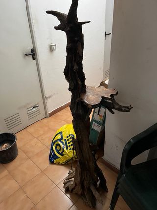 Lámpara de madera tallada artesanal