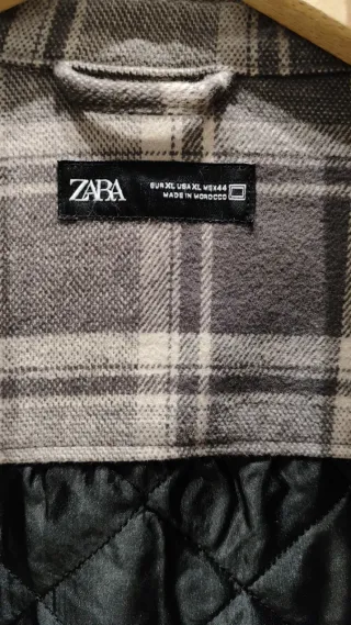 Chaqueta sobrecamisa acolchada cuadros gris Zara