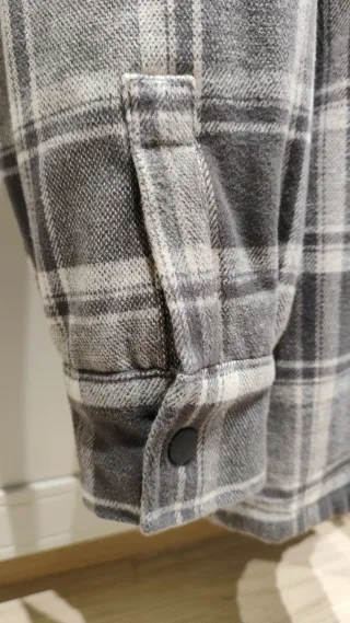 Chaqueta sobrecamisa acolchada cuadros gris Zara