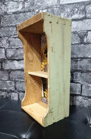 Cajón antiguo decorado a mano