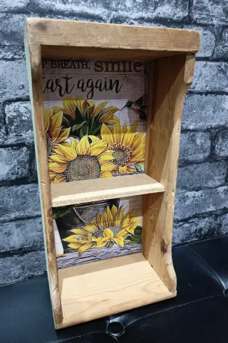 Cajón antiguo decorado a mano
