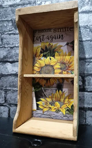 Cajón antiguo decorado a mano
