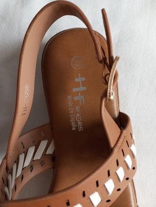 Sandalias Marrones con Tiras Blancas