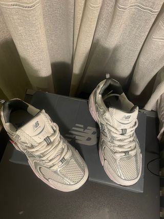 New Balance Gris y Blanco