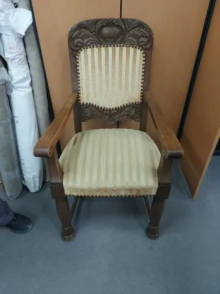 Silla colonial de madera y tela