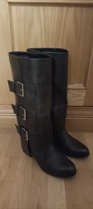 Botas altas marron y negro con hebillas talla 40