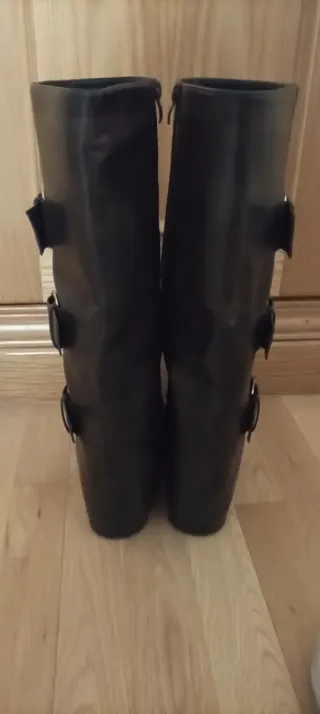 Botas altas marron y negro con hebillas talla 40