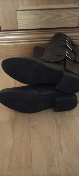 Botas altas marron y negro con hebillas talla 40