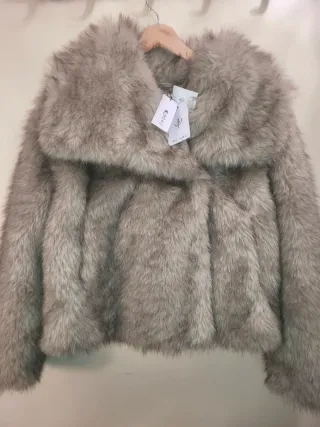 Cazadora pelo Stradivarius Talla M Beige