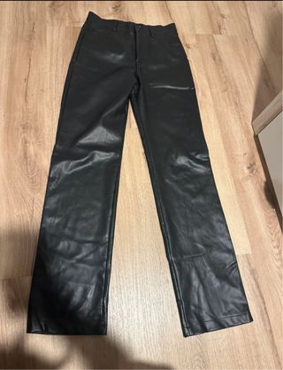 Pantalones negros efecto piel