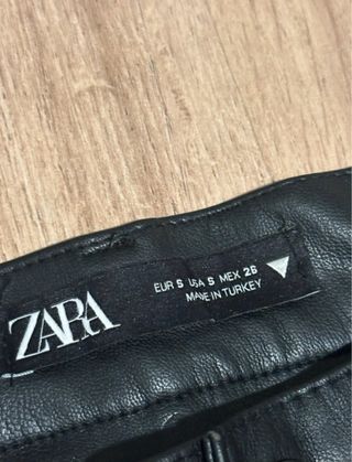 Pantalones negros efecto piel