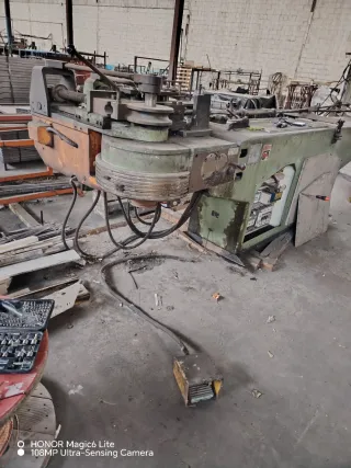 Curvadora de metal industrial