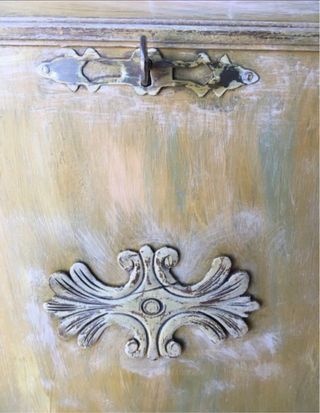 Coqueta puerta antigua restaurada