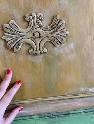 Coqueta puerta antigua restaurada