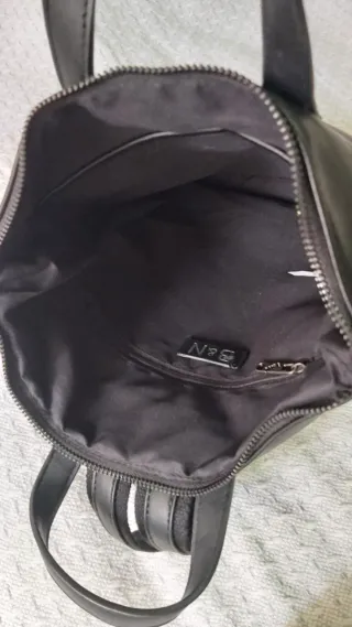 Bolso mochila efecto piel negro