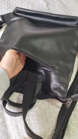 Bolso mochila efecto piel negro