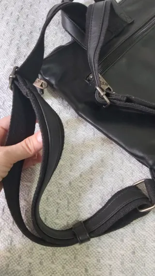 Bolso mochila efecto piel negro